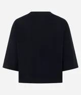 Remera de corte cropped confeccionada en algodón, con cuello redondo y mangas cortas. Presenta un diseño básico y versátil de calce holgado.