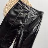 Pantalón de ecocuero negro, de corte recto y tiro alto.