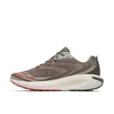 Championes de running Merrell Morphlite para hombre, de color marrón topo con suela blanca y detalles en rojo. Parte superior de tejido jacquard transpirable, entresuela de espuma y suela con tracción para diversos terrenos.