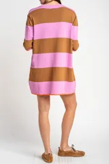 Vestido corto de tejido de punto con diseño de rayas horizontales anchas en color rosa y marrón. Presenta cuello redondo, mangas cortas y un detalle de borde en color naranja vibrante en las terminaciones de las mangas y el ruedo.