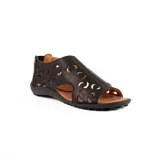 Sandalias de cuero marrón claro, estilo cerradas con diseño de perforaciones circulares en el empeine, suela plana y taco bajo.