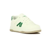 Championes urbanos blancos con detalles en verde, acordonados y con plataforma.