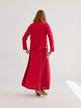 Falda larga de tejido liviano en color rojo, con corte recto y caída fluida. Presenta una textura suave y un diseño minimalista.