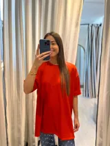 Remerón rojo de manga corta con tajos a los costados.