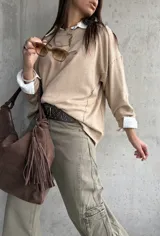 Sweater de punto color beige, de corte holgado y diseño básico con cuello redondo y mangas largas.