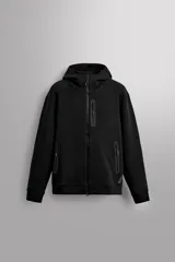 Sudadera con capucha y cierre de cremallera frontal, color negro, confeccionada en tejido técnico compacto de algodón elástico. Presenta cuello subido, bolsillos frontales con cremallera y acabado termofijado, y puños y bajo en rib del mismo tejido.