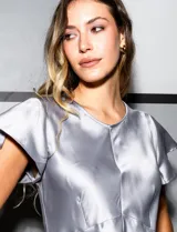 Blusa color beige de satén, marca Alex & Lili. Manga corta amplia, corte bajo el busto y espalda con abertura ojal y botón.