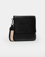 Bandolera color beige con correa ancha de tela negra con el nombre de la marca en blanco.