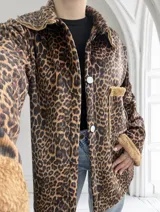 Sobrecamisa de pana con estampado animal print, cuello clásico y cierre con botones blancos.