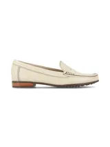 Mocasín de cuero con textura reptil color crema, de corte clásico y elegante, con costuras visibles y suela de goma con tacón bajo de madera.