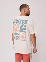 Remera oversize color blanco off-white, confeccionada en 100% algodón, con estampa frontal y trasera de la marca Rusty.