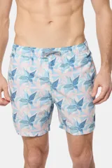 Short de baño celeste con estampado de hojas en tonos rosados y azules, con cintura elastizada.