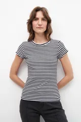 Remera de manga corta con estampado de rayas horizontales en blanco y negro.