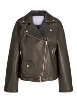 Campera estilo biker de efecto cuero en color marrón desgastado, con cuello solapa, cierre frontal asimétrico, bolsillos laterales con cierre y bolsillo pequeño con solapa y botón a presión. Presenta un corte holgado y diseño versátil.