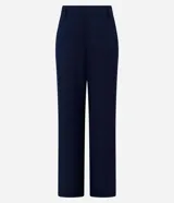 Pantalón de corte recto y cintura alta, confeccionado en tejido de viscosa con acabado de sastrería. Presenta cierre tradicional con botón, trabillas en la cintura, pliegues frontales y bolsillos laterales.