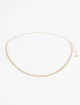 Cinto metálico dorado adornado con múltiples filas de strass brillante y cadena ajustable con cierre de mosquetón.