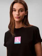 Remera Calvin Klein de algodón negro, de corte regular y manga corta con vuelta. Cuenta con cuello redondo y diseño gráfico con el monograma de la marca en un cuadro con degradado de colores rosado y celeste en el pecho.
