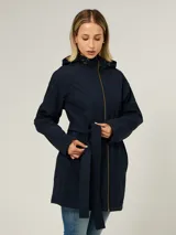 Campera softshell de color azul marino, con capucha, cierre frontal y cinturón anudable a la cintura. Presenta bolsillos laterales y un diseño funcional resistente al viento y al agua.