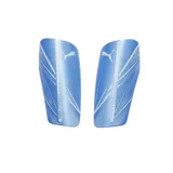 Canilleras Puma Attacanto azules con logo de Puma en blanco.