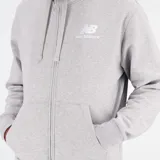 Campera gris con cierre frontal, capucha con cordones ajustables y logo de New Balance estampado en blanco en el pecho.