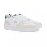 Championes Lacoste modelo L001, de diseño urbano con base blanca, detalles en gamuza beige y refuerzo azul en el talón. Presenta el logo del cocodrilo bordado en el lateral y suela de goma blanca.