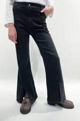 Jean negro de corte wide leg con tajo frontal y tiro medio alto.