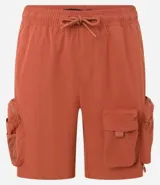 Bermuda cargo color terracota con cintura elástica y cordón de ajuste. Presenta múltiples bolsillos tácticos laterales con cierre y recortes decorativos.