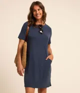 Vestido corto azul marino estilo t-shirt, con escote redondo, mangas cortas, bolsillos laterales y bajo redondeado.