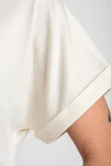 Remera color camel, de corte al cuerpo, manga corta con vuelta y cuello redondo.