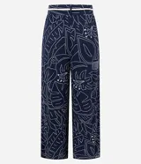 Pantalón recto de viscosa color azul marino con estampado lineal de follaje en blanco. Posee talle alto con trabillas y se ajusta con un cinturón de cuerda blanco. El pantalón es de corte cropped.