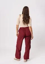 Pantalón de pana color bordeaux, de corte ancho y tiro alto.
