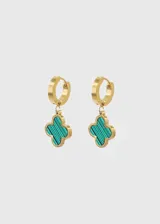 Par de aros dorados con forma de aro y dije colgante de trébol azul.