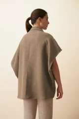 Chaleco marrón de lana con cuello mao, solapas pronunciadas, bolsillos ojal y terminaciones envivadas.