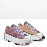 Championes Converse Run Star Hike de tela estampada a cuadros en tonos rosa, naranja y azul, con cordones lilas, plataforma blanca y suela dentada multicolor.