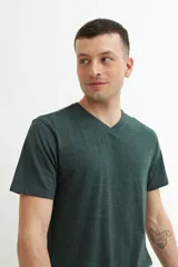 Remera verde oliva de manga corta con escote en V.