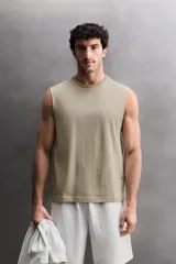 Musculosa de hombre Zara Athleticz modelo relaxed fit, color beige, confeccionada en tejido compacto de algodón con cuello redondo y mangas sisa.