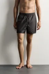 Short de baño negro de tejido técnico, con cintura elástica ajustable con cordón, bolsillos laterales y forro interior, perteneciente a la colección especial Aaron Levine x Zara.