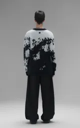 Sweater de punto con diseño abstracto tipo tie-dye o manchado en tonos gris y negro, de cuello redondo, manga larga y corte oversize. Presenta terminaciones en punto rib en cuello, puños y ruedo.