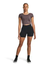 Calza corta deportiva de tiro alto, confeccionada en tejido de punto de alto rendimiento, suave y elástico. Cuenta con bolsillos laterales y diseño ergonómico para mayor comodidad durante el entrenamiento.