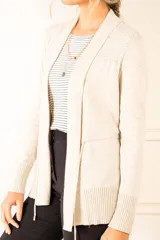 Cardigan color salmón de algodón y elastano, con solapa y lazo ajustable en la cintura.