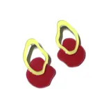 Par de aros colgantes con formas orgánicas en color rojo y amarillo.