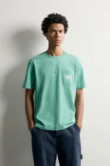 Camiseta regular fit de color verde, con cuello redondo, manga corta y un bolsillo de parche en el pecho con detalle de etiqueta estampada.