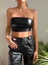 Top strapless negro de cuerina con corte por debajo del busto.