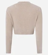 Cardigan cropped color beige, con escote en pico, abotonado delantero y mangas largas.