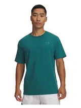Remera de manga corta Under Armour, color verde petróleo, con cuello redondo acanalado y logo de la marca bordado en el mismo tono en el pecho.