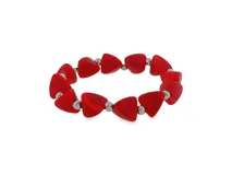 Pulsera de cuentas rojas con forma de triángulo, intercaladas con pequeñas esferas de metal plateado.