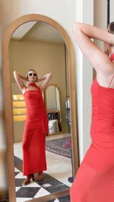 Vestido negro de microtul elastizado, corte mini con escote recto, frunces y forro corto.