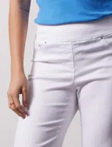 Pantalón capri blanco de tencel elastizado, marca Ruby Rd. Tiene pretina ancha elastizada, bolsillos simulados delanteros, bolsillos aplicados traseros, corte recto y terminación de ruedo desflecado.