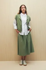 Falda midi color verde oliva, con cintura elastizada y bolsillos laterales.