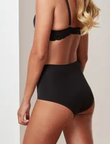 Panty de tiro alto confeccionada en lycra, con diseño liso y cobertura completa.